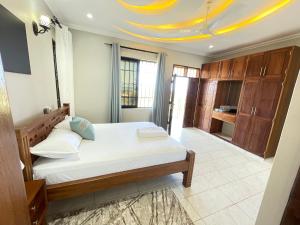 杉祖Zuri's Luxurious Oceanview Penthouse, Meters from the beach的房间里有一张大床的卧室
