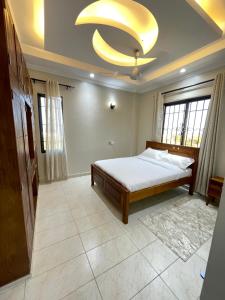Zuri's Luxurious Oceanview Penthouse, Meters from the beach客房内的一张或多张床位