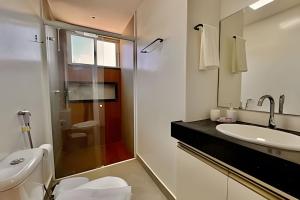 Un baño con inodoro, lavabo y ducha. en Apartamentos e Suítes na Praia, en Fortaleza 235 fotos más