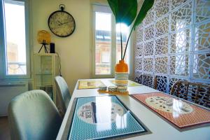 Imagen de la galería de 2 pièces "Les Nuits Douces" - Calme et Lumineux - Gare à 10 min - Tram à 3 min, en Le Havre 28 fotos más