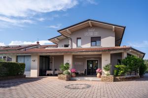 Willa z dziedzińcem przed budynkiem w obiekcie Spa Hotel Splendid Sole w Manerba del Garda