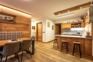 库马约尔Maison Pennard - Cable Car Lodge的厨房兼餐厅，配有桌椅