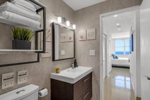 Ένα μπάνιο στο Serena Miami Beachfront 2 Bedrooms with Direct OceanView and Parking +32 φωτογραφίες