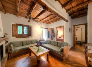 Sala de estar con sofás y mesa de centro en Cortijo Balzain, en La Zubia