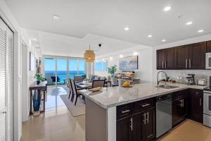 Η κουζίνα ή μικρή κουζίνα στο Serena Miami Beachfront 2 Bedrooms with Direct OceanView and Parking