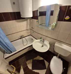 ein Badezimmer mit Waschbecken, Toilette und Spiegel in der Unterkunft Blok 1 in Belgrad