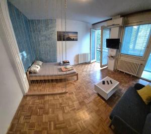ein Wohnzimmer mit Couch und Tisch in der Unterkunft Blok 1 in Belgrad