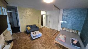 ein Wohnzimmer mit Couch und Tisch in der Unterkunft Blok 1 in Belgrad + 1 Foto