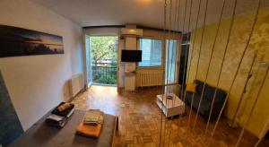 ein Wohnzimmer mit Couch und Fernseher in der Unterkunft Blok 1 in Belgrad