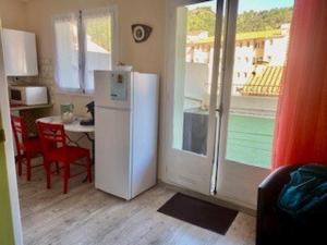 kuchnia z lodówką, stołem i oknem w obiekcie Studio climatisé avec balcon, centre-ville, proche cures - 2 pers, animaux ok - FR-1-703-68 w mieście Amélie-les-Bains-Palalda