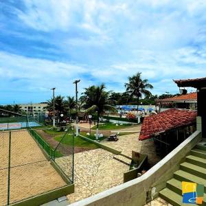 a tennis court with a net in a park at Apartamento Paraiso Litoral in São Pedro da Aldeia