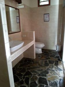 uma casa de banho com um lavatório, um WC e um espelho. em Lucky Gecko Garden em Ko Chang