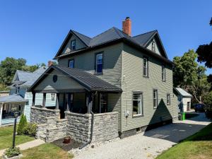 ミラーズバーグにある4BR-Beautiful Historic Homeの黒屋根の灰色の家