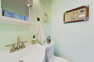 un bagno bianco con un water e un lavandino di Lobster Cottage a Prospect Harbor Altre 21 foto