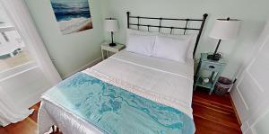 una camera con un letto e due lampade di Lobster Cottage a Prospect Harbor