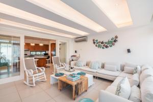 Χώρος καθιστικού στο Unique gem penthouse in playa bonita +12 φωτογραφίες
