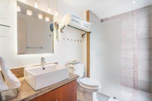 Ένα μπάνιο στο Unique gem penthouse in playa bonita