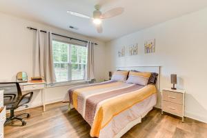 Ένα ή περισσότερα κρεβάτια σε δωμάτιο στο Pet-Friendly Home in Monroe Deck, Grill and Yard!