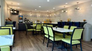Un comedor con mesas y sillas en un restaurante. en Days Inn by Wyndham Cookeville, en Cookeville
