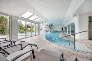 Bazén v ubytování Wellness & Sporthotel Alpenhof nebo v jeho okolí