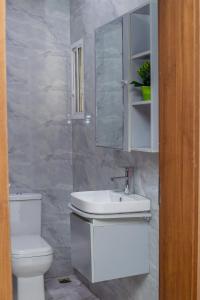 Koupelna v ubytování Aija Residences + 37 fotografií