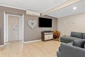 TV a/nebo společenská místnost v ubytování The Pet Friendly Pool House