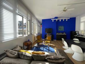 ein Wohnzimmer mit einem Sofa und einer blauen Wand in der Unterkunft Le Loft du Homard Bleu à Saint-Malo Intra-Muros in Saint-Malo