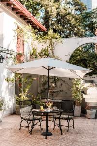 een tafel met een parasol op een patio bij Gran Hotel del Paraguay in Asuncion +37 foto's