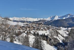 Ein allgemeiner Bergblick oder ein Berglick von der Ferienwohnung aus