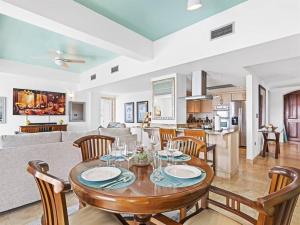Un comedor y una sala de estar con mesa y sillas. en Oceanfront Escape At Aqua Mirage Condo!, en Cupecoy