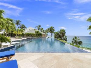 Una piscina infinita con el océano de fondo en Oceanfront Escape At Aqua Mirage Condo!, en Cupecoy