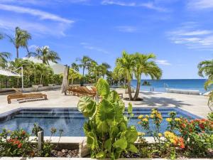 una piscina del complejo con el océano en el fondo en Oceanfront Escape At Aqua Mirage Condo!, en Cupecoy