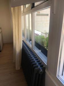 ein schwarzer Heizkörper vor einem Fenster in der Unterkunft Apartamento Moderno, centro de Ciudad Real in Ciudad Real