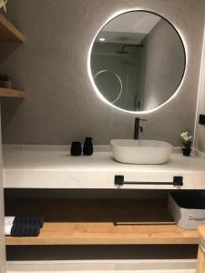 ein Badezimmer mit Waschbecken und Spiegel in der Unterkunft Apartamento Moderno, centro de Ciudad Real in Ciudad Real + 32 Fotos