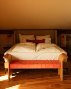 Postel nebo postele na pokoji v ubytování Langenmantel Historic Suites