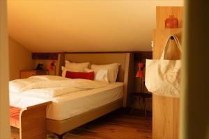 Postel nebo postele na pokoji v ubytování Langenmantel Historic Suites