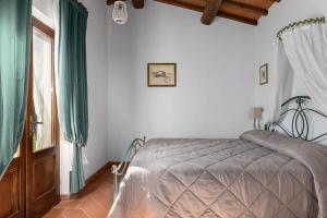 a bedroom with a bed and a window at Chianti Villa Chicco, piscina privata, ampio giardino, BBQ e parcheggio in Greve in Chianti +69 photos