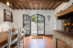 a dining room with an open door to a patio at Chianti Villa Chicco, piscina privata, ampio giardino, BBQ e parcheggio in Greve in Chianti