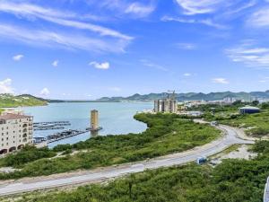 Φωτογραφία από το άλμπουμ του Luxury Lagoon-View Condo Steps to Beach σε Cupecoy