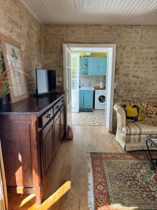 un soggiorno con cucina e armadi blu di Right on the river- 4 bedroom house centre of town ad Aigre Altre 28 foto
