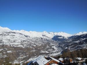 a view of a snowy mountain range with a house at Appt cosy 5 pers à La Plagne, proche pistes, animaux admis - FR-1-353-57 in La Plagne