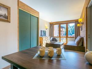 una sala de estar con una mesa con tazas. en Appartement cosy 2 pièces, 5 pers, balcon, La Plagne - FR-1-353-81, en Montchavin 2 fotos más