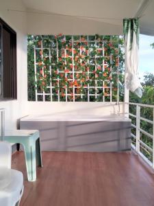 Balkón nebo terasa v ubytování บ้านสวนคึดฮอดโฮมสเตย์ ศรีสวัสดิ์ กาญจนบุรี