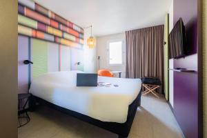 Ένα ή περισσότερα κρεβάτια σε δωμάτιο στο ibis Styles Perpignan Centre Gare