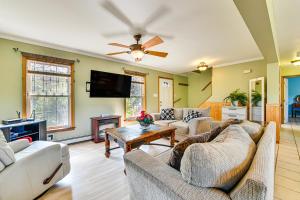 TV a/nebo společenská místnost v ubytování Dog-Friendly Lake George Home 3 Mi to Beach!