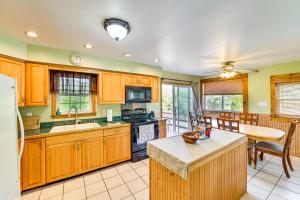 Imagen de la galería de Dog-Friendly Lake George Home 3 Mi to Beach!, en Lake George