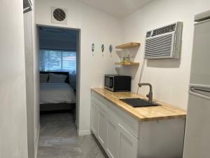 Η κουζίνα ή μικρή κουζίνα στο Biscayne Park Guest House