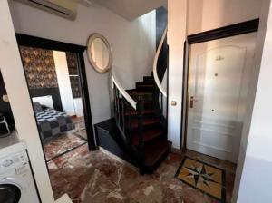Pokój z klatką schodową i korytarzem z lustrem w obiekcie Apartamentos El Tiempo Madrid w Madrycie