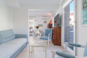 a living room with a couch and chairs and a table at Les VOILES DE GOLFE in Golfe-Juan