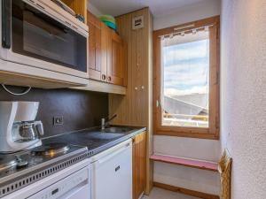 a kitchen with a sink and a microwave and a window at Appartement 2 pièces, 4 pers., animaux acceptés, vue Mont Blanc - FR-1-353-83 in Les Coches +2 photos